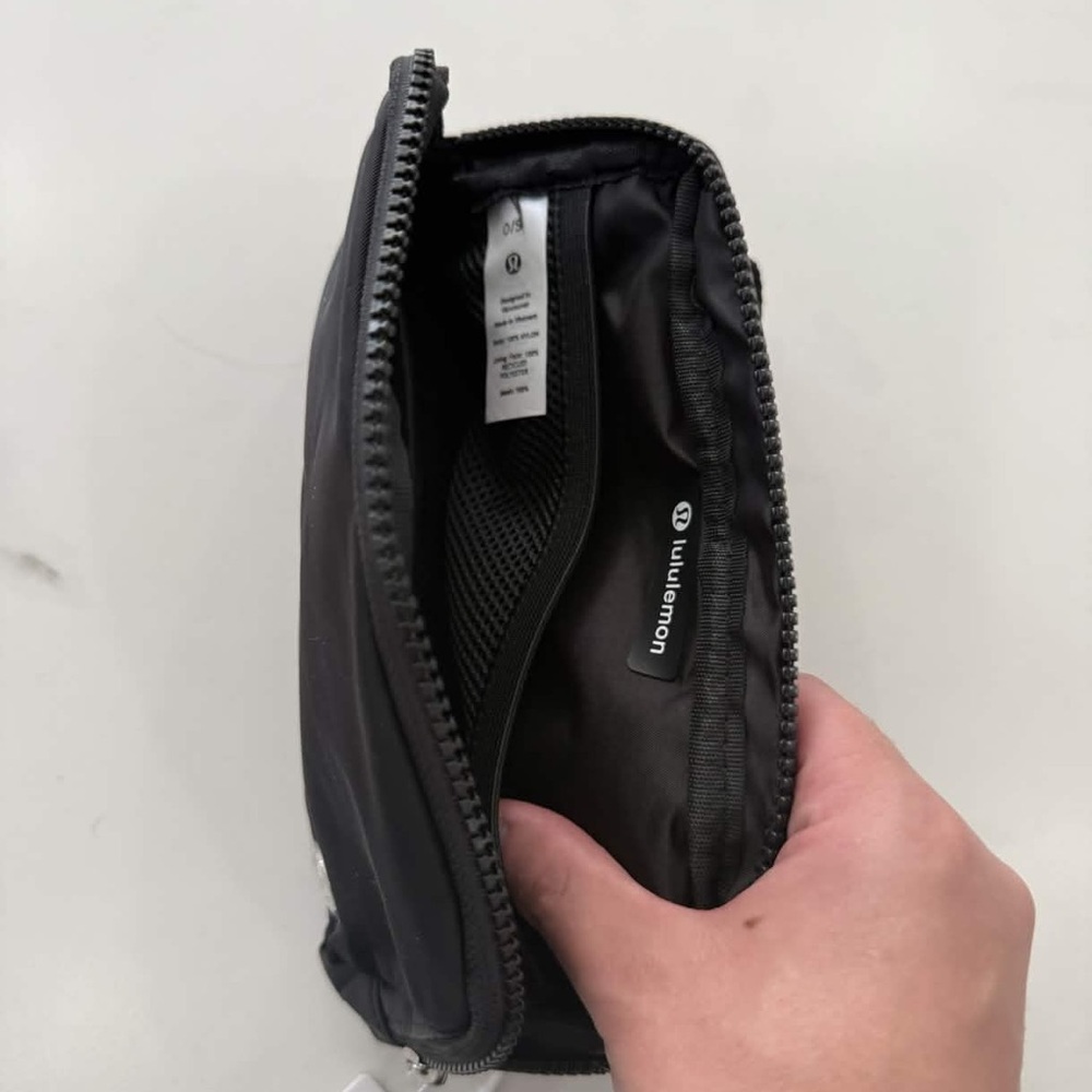 Lululemon Everywhere Bag 1L - Picture 3 of 3